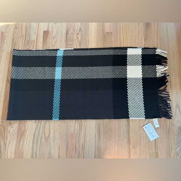 Burberry Jumbo Check Fringe Wool Scarf/Shawl - Picture 3 of 9